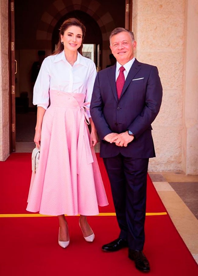 Rania de jordania: el look definitivo con falda italiana y bolso español
