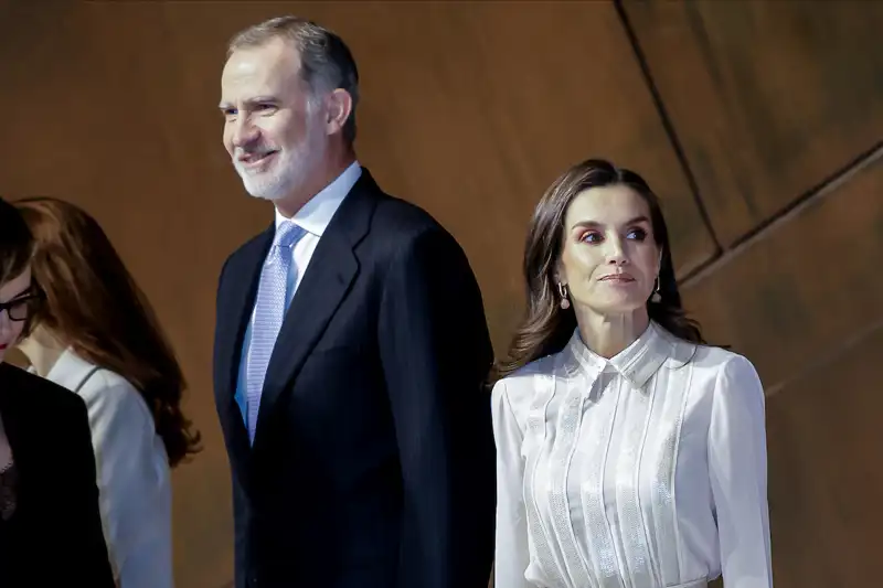 Único y hecho a mano: la Reina Letizia recibe un regalo muy especial en  Bilbao