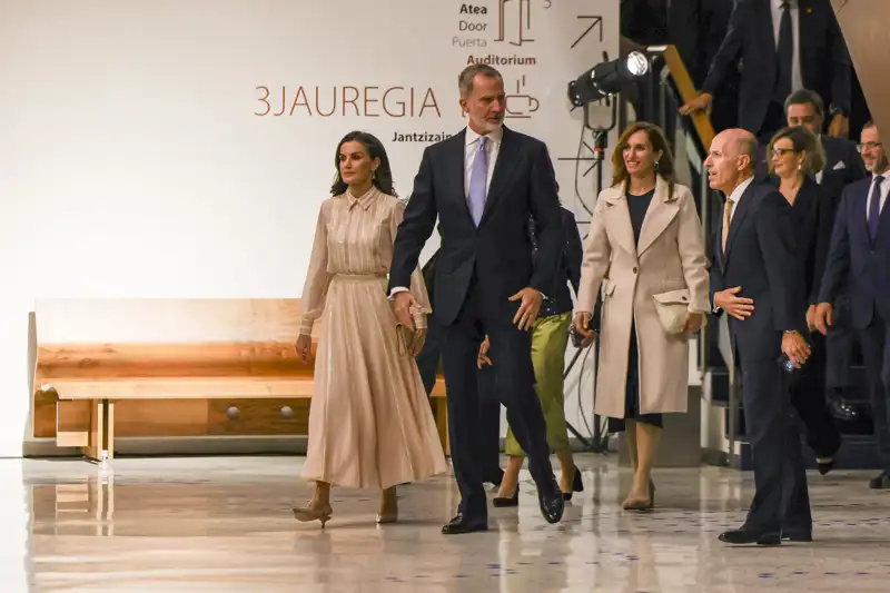 Único y hecho a mano: la Reina Letizia recibe un regalo muy especial en  Bilbao